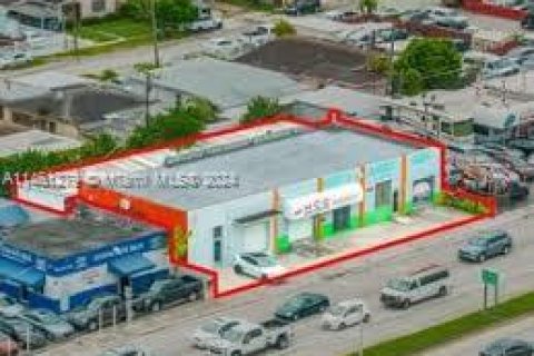 Commercial property in Hialeah, Florida № 1305893 - photo 1