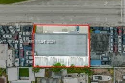 Propiedad comercial en venta en Hialeah, Florida № 1305893 - foto 2