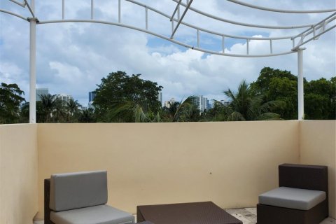 Condo in Aventura, Florida, 1 bedroom  № 1155544 - photo 2