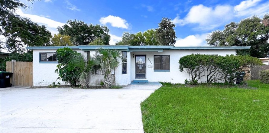 House in Orlando, Florida 4 bedrooms, 142.51 sq.m. № 1288055