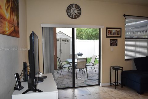 Townhouse in Hialeah, Florida 3 bedrooms, 143.53 sq.m. № 1004232 - photo 12