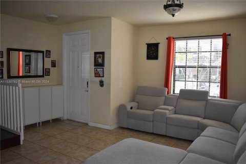 Adosado en venta en Hialeah, Florida, 3 dormitorios, 143.53 m2 № 1004232 - foto 3