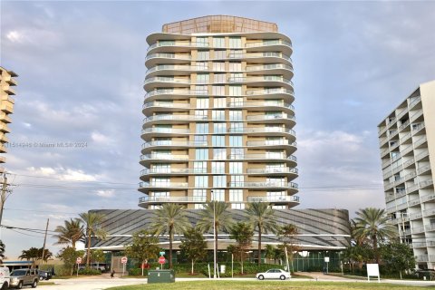 Condominio en venta en Pompano Beach, Florida, 7 dormitorios, 578.32 m2 № 949877 - foto 1