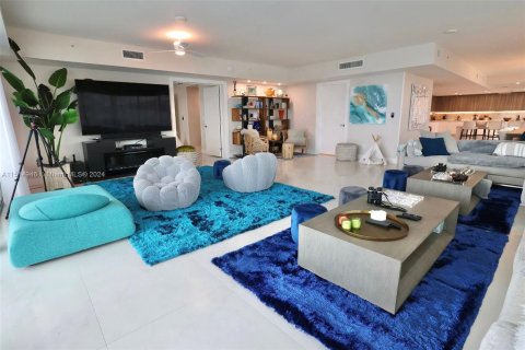 Condo in Pompano Beach, Florida, 7 bedrooms  № 949877 - photo 10