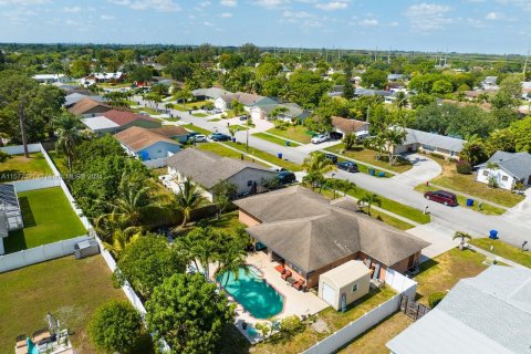 Villa ou maison à vendre à Royal Palm Beach, Floride: 5 chambres, 196.02 m2 № 1146887 - photo 28