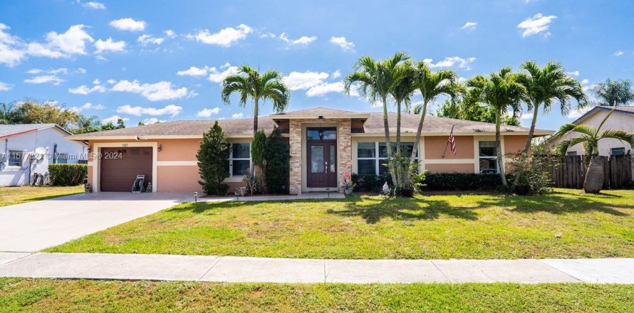 House in Royal Palm Beach, Florida 4 bedrooms, 196.02 sq.m. № 1146887