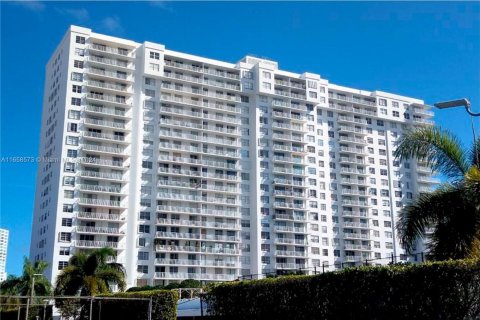 Condo in Aventura, Florida, 1 bedroom  № 1370842 - photo 1