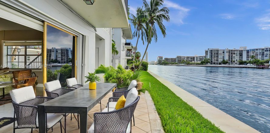 Condominio en Hollywood, Florida, 2 dormitorios  № 1370495