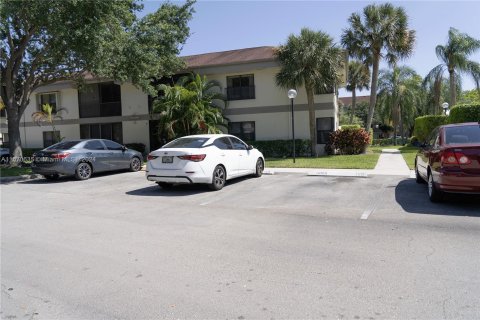 Condo in Coconut Creek, Florida, 3 bedrooms  № 1391518 - photo 1