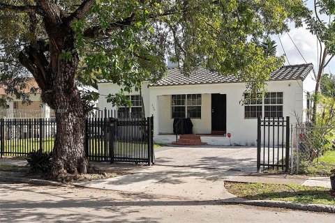 Villa ou maison à vendre à Miami, Floride: 4 chambres, 116.03 m2 № 1391517 - photo 2