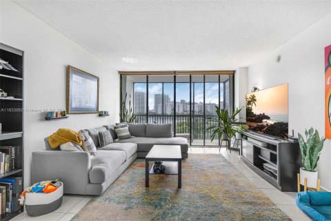 Condo in Aventura, Florida, 1 bedroom  № 1294710 - photo 1