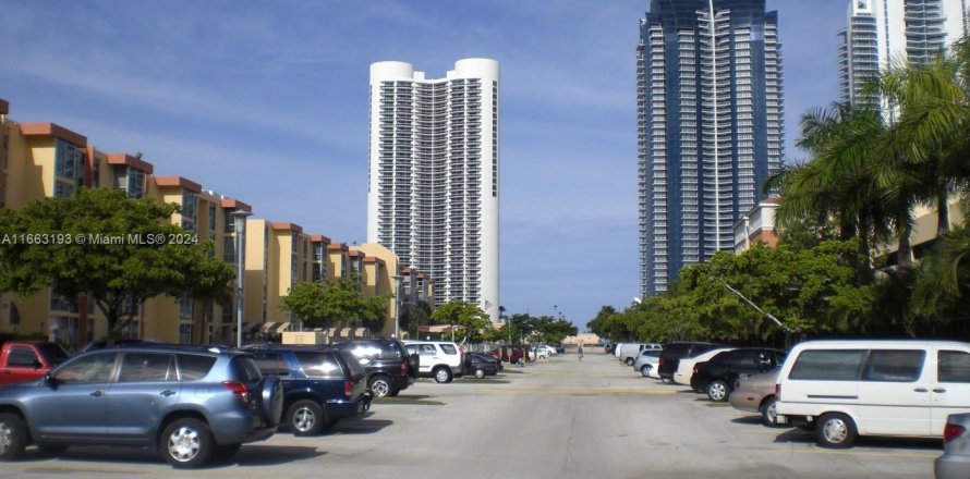 Condominio en Sunny Isles Beach, Florida, 1 dormitorio  № 1377569