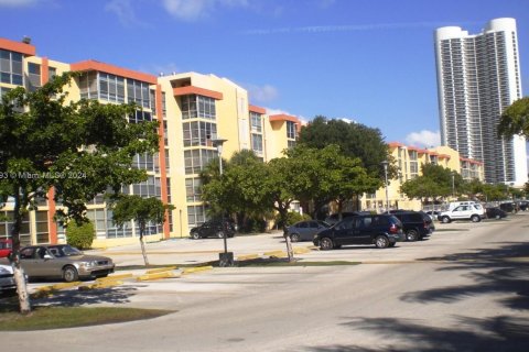 Condo in Sunny Isles Beach, Florida, 1 bedroom  № 1377569 - photo 2