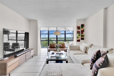 Condo in Hallandale Beach, Florida, 1 bedroom  № 1403086 - photo 5