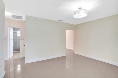 House in Hollywood, Florida 3 bedrooms, 125.05 sq.m. № 877929 - photo 6