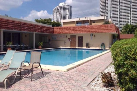 Condominio en venta en North Miami Beach, Florida, 1 dormitorio, 75.44 m2 № 610217 - foto 5