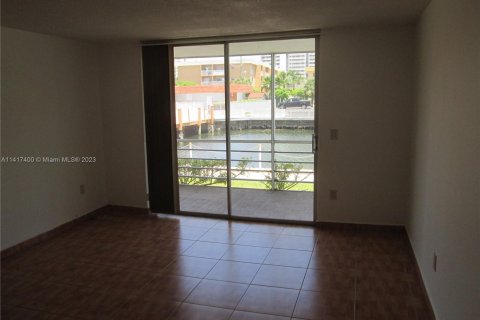 Condominio en venta en North Miami Beach, Florida, 1 dormitorio, 75.44 m2 № 610217 - foto 14