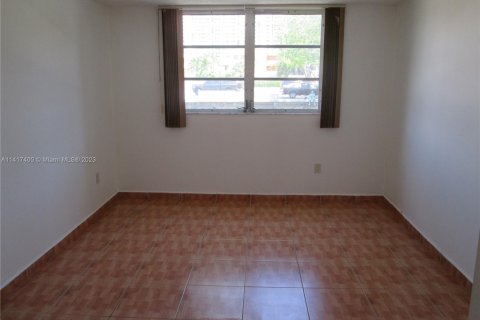 Condominio en venta en North Miami Beach, Florida, 1 dormitorio, 75.44 m2 № 610217 - foto 20