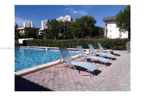 Condominio en venta en North Miami Beach, Florida, 1 dormitorio, 75.44 m2 № 610217 - foto 6