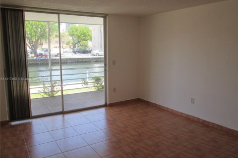 Condominio en venta en North Miami Beach, Florida, 1 dormitorio, 75.44 m2 № 610217 - foto 13