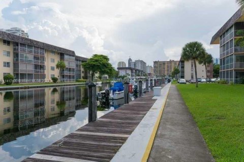 Condominio en venta en North Miami Beach, Florida, 1 dormitorio, 75.44 m2 № 610217 - foto 8