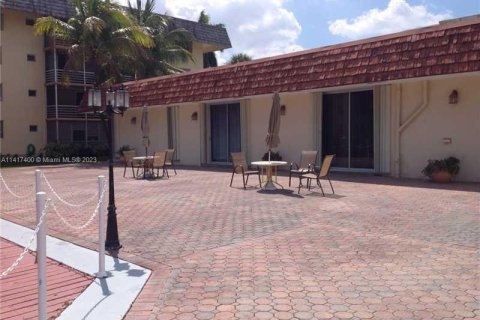 Condominio en venta en North Miami Beach, Florida, 1 dormitorio, 75.44 m2 № 610217 - foto 4