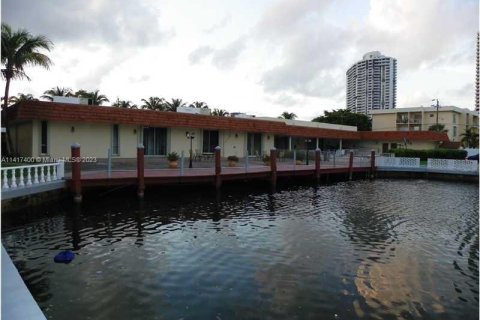 Condominio en venta en North Miami Beach, Florida, 1 dormitorio, 75.44 m2 № 610217 - foto 2