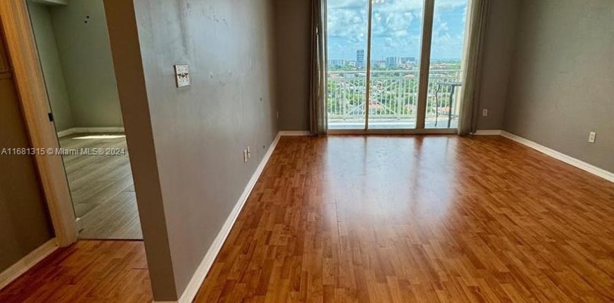 Condominio en Miami, Florida, 1 dormitorio  № 1413492