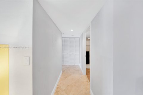 Condo in Miami Beach, Florida, 2 bedrooms  № 1269731 - photo 13