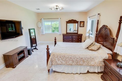 House in Miami, Florida 4 bedrooms, 264.12 sq.m. № 1294600 - photo 15