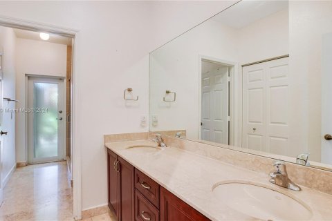 Casa en venta en Miami, Florida, 4 dormitorios, 264.12 m2 № 1294600 - foto 25