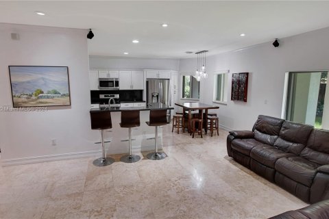 House in Miami, Florida 4 bedrooms, 264.12 sq.m. № 1294600 - photo 10