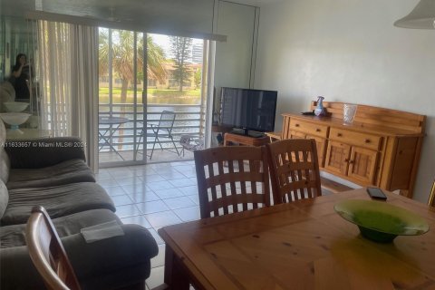 Condo in Aventura, Florida, 1 bedroom  № 1294416 - photo 3