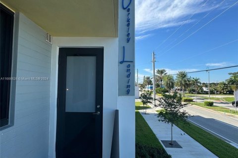 Apartamento en alquiler en Riviera Beach, Florida, 1 dormitorio, 173.54 m2 № 1395129 - foto 2