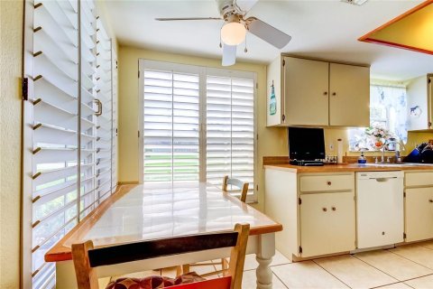 Condo in New Port Richey, Florida, 2 bedrooms  № 1440945 - photo 9