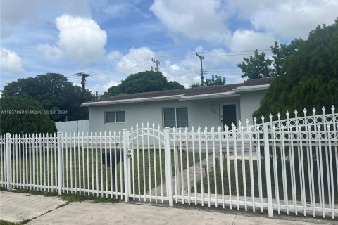 House in Miami Gardens, Florida 3 bedrooms, 134.15 sq.m. № 1309990 - photo 1