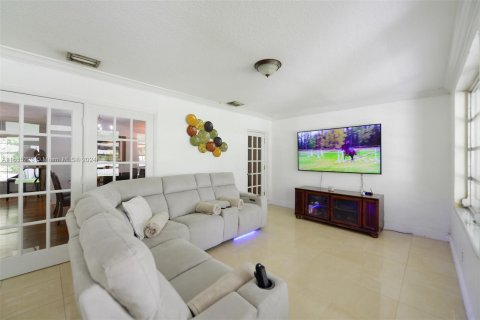 House in Miami Springs, Florida 3 bedrooms, 157.28 sq.m. № 1309940 - photo 12