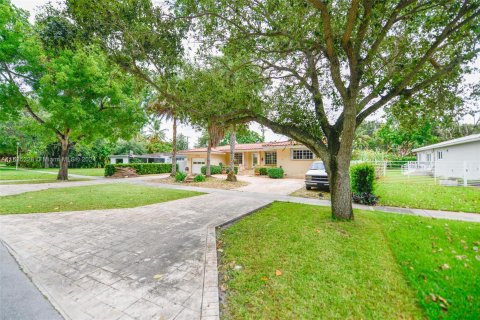 House in Miami Springs, Florida 3 bedrooms, 157.28 sq.m. № 1309940 - photo 3