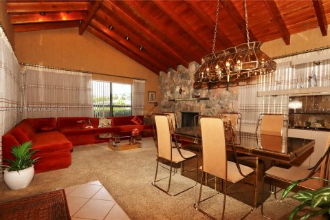 House in Miami, Florida 4 bedrooms, 203.27 sq.m. № 1309943 - photo 8