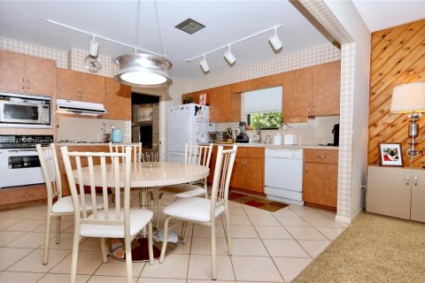 Casa en venta en Miami, Florida, 4 dormitorios, 203.27 m2 № 1309943 - foto 22