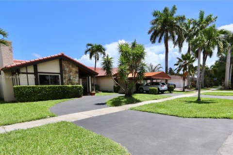 Villa ou maison à vendre à Miami, Floride: 4 chambres, 203.27 m2 № 1309943 - photo 3