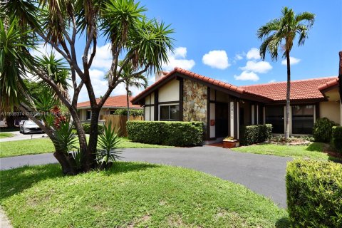 Villa ou maison à vendre à Miami, Floride: 4 chambres, 203.27 m2 № 1309943 - photo 4