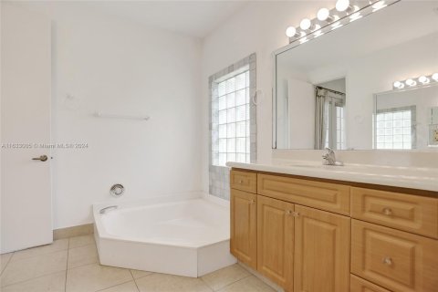 Villa ou maison à vendre à Pembroke Pines, Floride: 4 chambres, 262.08 m2 № 1316251 - photo 18