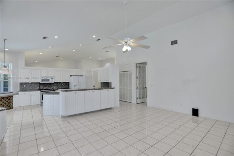 Villa ou maison à vendre à Pembroke Pines, Floride: 4 chambres, 262.08 m2 № 1316251 - photo 13