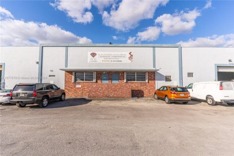 Commercial property in Hialeah, Florida № 1409303 - photo 1