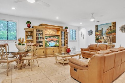 Casa en venta en Cutler Bay, Florida, 5 dormitorios, 315.77 m2 № 1228023 - foto 2