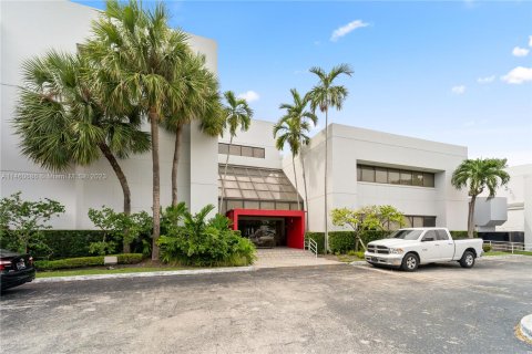 Купить коммерческую недвижимость в Дорал, Флорида № 802415 - фото 1