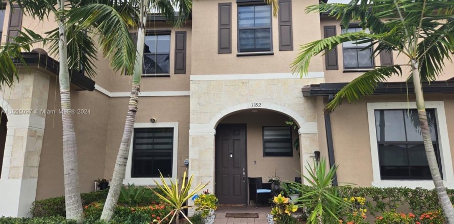 Townhouse in Hialeah, Florida 3 bedrooms, 137.77 sq.m. № 1352227