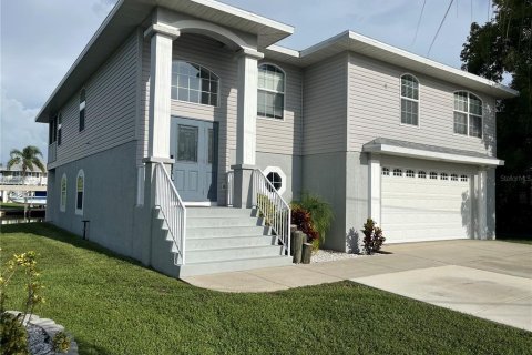 Villa ou maison à vendre à Hernando Beach, Floride: 4 chambres, 276.94 m2 № 1352464 - photo 1