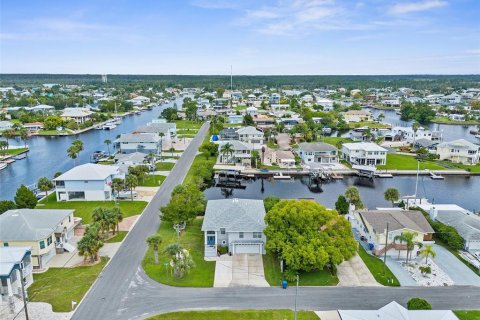 House in Hernando Beach, Florida 4 bedrooms, 276.94 sq.m. № 1352464 - photo 3